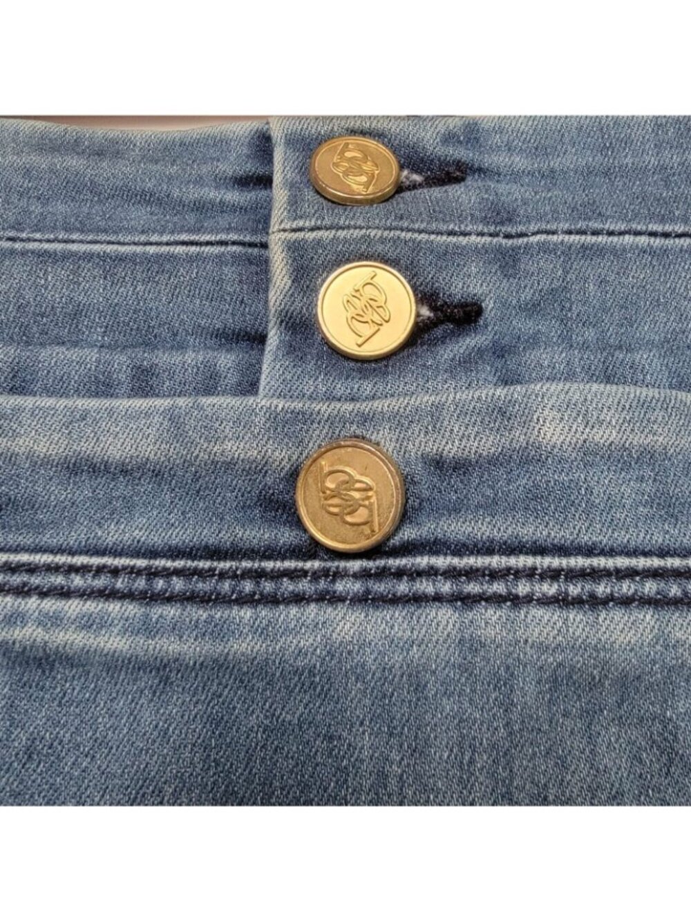 ❤️Bebe Women’s Blue Denim Midi Skirt Size 27 Distressed Gold Buttons Jean Skirt - Picture 6 of 8